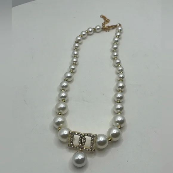 Elegant Pearl Necklace with Gold Accents - Picture 3 of 4